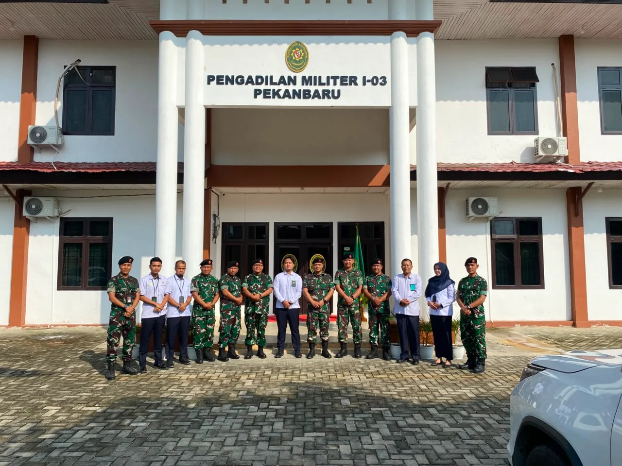 Pada hari ini telah dilaksanakan tradisi Passing In anggota baru Dilmil I-03 Pekanbaru Pranata Komputer Ahli Pertama Melgisaputra Dwi Nanda, S.Kom., M.Kom., bertempat di lobby depan Dilmil I-03 Pekanbaru