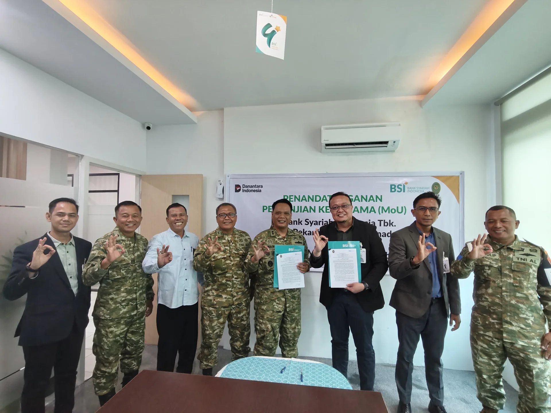 Pengadilan Militer I-03 Pekanbaru melaksanakan penandatanganan Perjanjian Kerja Sama (MoU) dengan PT Bank Syariah Indonesia (Persero), Tbk Cabang Arifin Ahmad Pekanbaru tentang Penyaluran Gaji, Komponen Gaji Lainnya, dan Jasa Layanan Perbankan